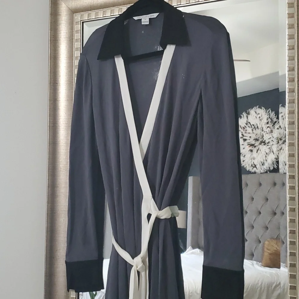 Classic Diane von Furstenburg Wrap Dress - Picture 3 of 3